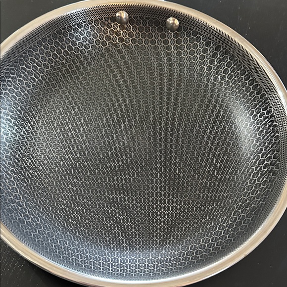 HEXCLAD Silver Non-Stick Frying Pan - Picture 4 of 8